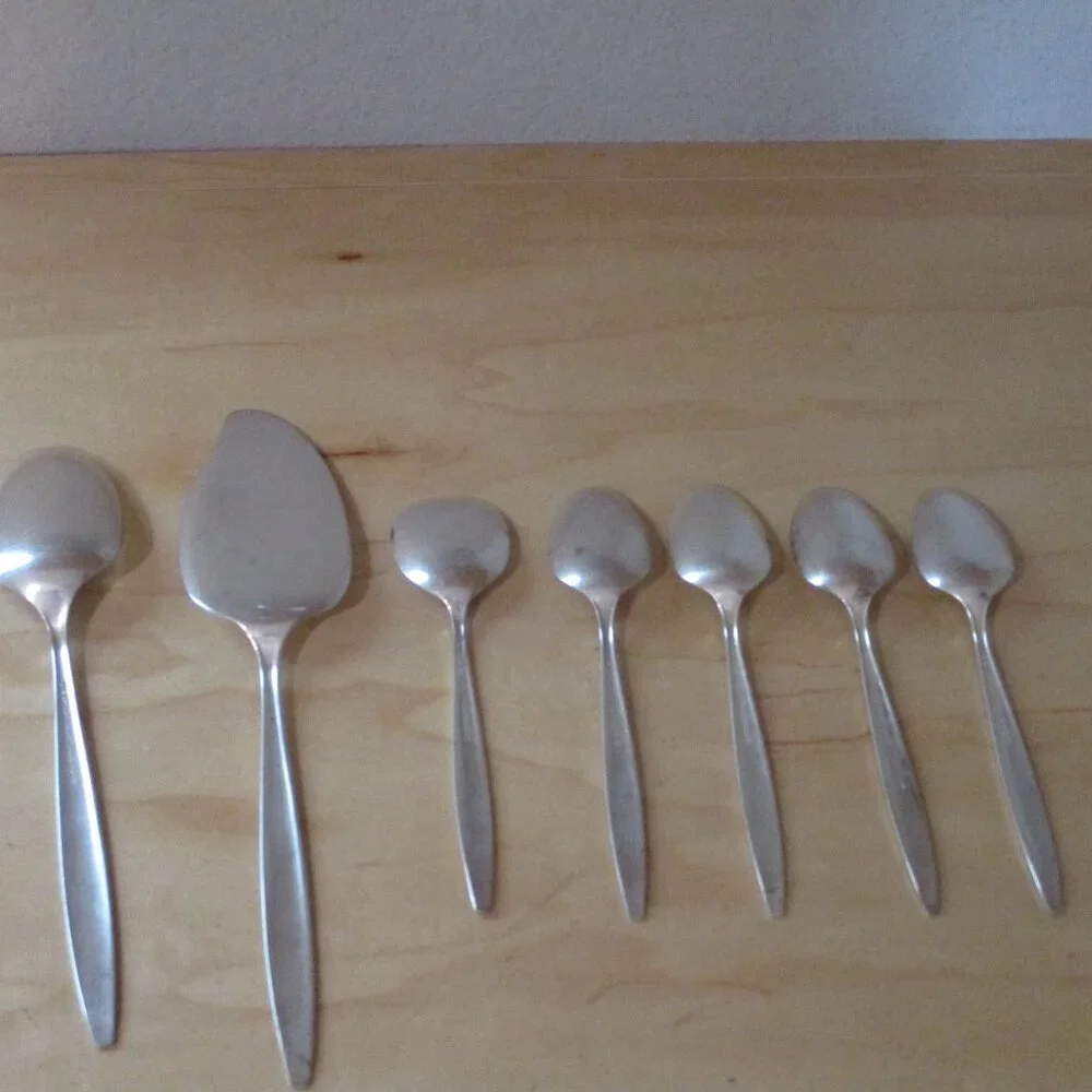 Oneida Silverplate Set of 7 Assorted Spoons Pattern Gentle Rose Good Pre Owned - Picture 2 of 2